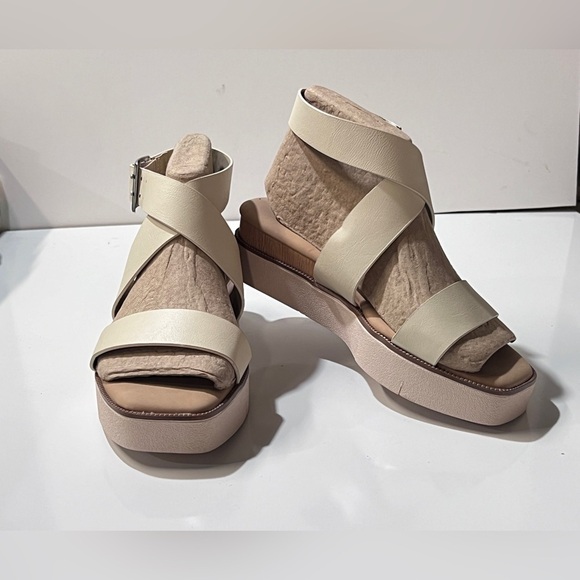 JOURNEE COLLECTION Cream ankle strap platform sandals size 7. - Picture 2 of 10